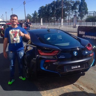 val_botelho's profile picture. 