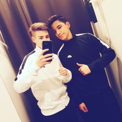 2 gute Freunde mit großen Träumen.
Folgt uns auf Youtube: https://t.co/6Rb8j7h3zs
