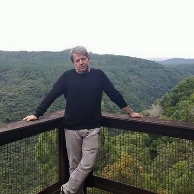Antibolsonarista. Escritor, ator professor Literatura. Brasília. Casado com Celso Bachtold. Pai de Carol e Pablo, avô de Felipe, Helena e step-avô do Biel.