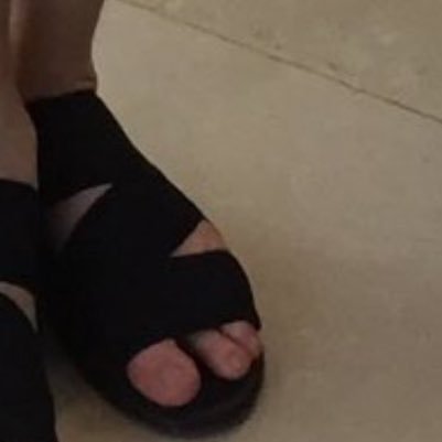 did u mean DANdals sorry i'll go home // the og left sandal