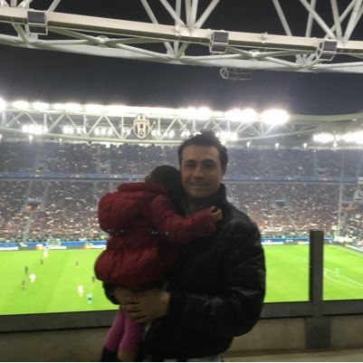 Marito di Aldina e papà di Stella e Gioia, giornalista disilluso: tifo Juve, incantato da Del Piero e ora da Dybala; amante della vita, del buon cibo e del vino