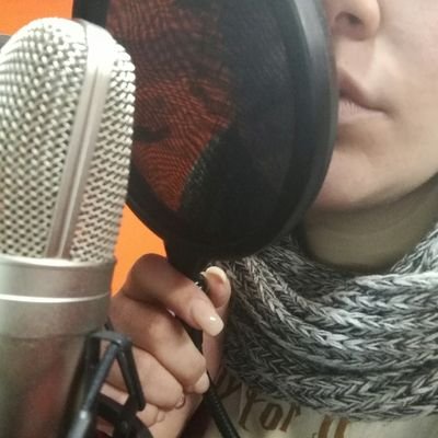 Nina_Holmes394's profile picture. Dammi un bel libro da leggere o un motivo per cantare e mi farai felice. Ma anche una fetta di pizza non sarebbe male... https://t.co/DxoIkOZSPR