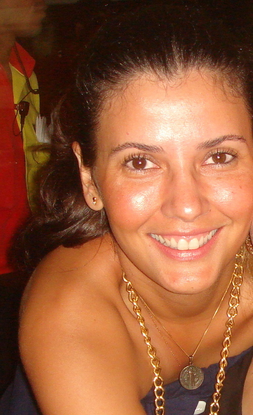 Colecionadora de frases! Gente q ama, curte saudades, gosta de amigos, cultiva flores, ama animais, admira paisagens, poeira... E escuta. Bem+precioso: família!