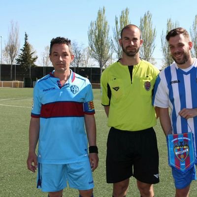 Positivista ilustrado, deportista empedernido y rockero funcional. interruptor en modo ganador. Seguidor de Mahou. Jugador del Levante U.D. P.C.