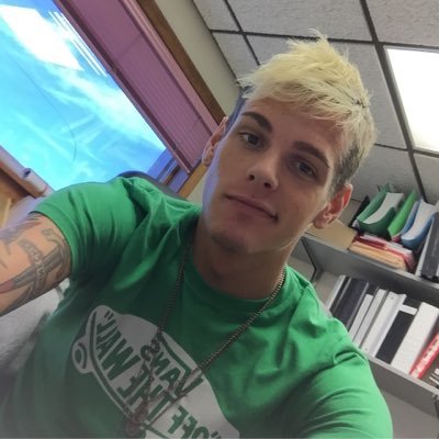 DayLovesUgly's profile picture. 