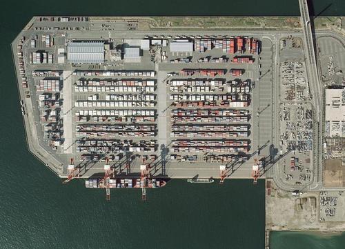 横浜港南本牧ターミナルの並びや本船荷役情報等を提供しています。担当は高木、福田、開田の３人。なお、ご意見等はSAHARAatYOKMC12へどうぞ！