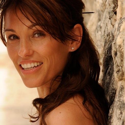 Amy Jo Johnson is an actress, director, American singer and composer. She was the first Pink Ranger of the Power Rangers. Fan Club created by @WibsondeLucena 😍💖
