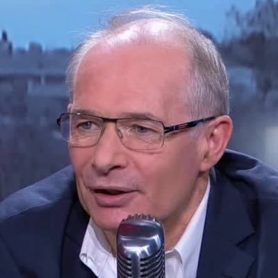 Journaliste. Auteur de 