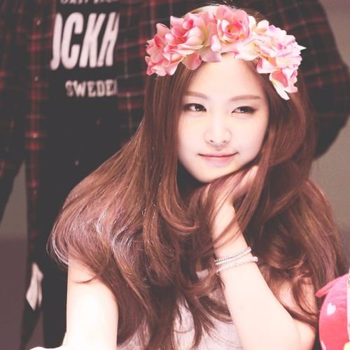 Son Na Eun known mononymously as Naeun [ 94 ] Vocalist and Lead Dancer