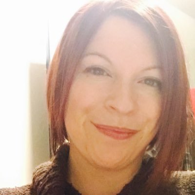 Communicatrice, rêveuse inconditionnelle et dévoreuse de mots, de sons et d'images!