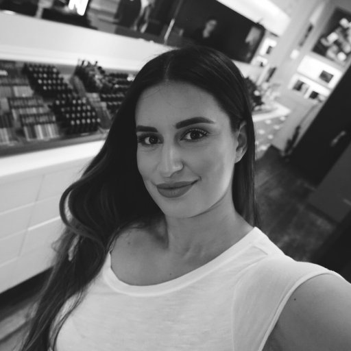MAKEUP A R T I S T • C R E A T I V E DIRECTOR
