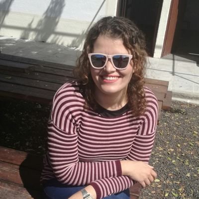 Me gusta el maquillaje, mis gatos, mis comidas saludables y a las que ni siquiera debiera dirigirles la palabra. El ejercicio es mi mayor amor-odio.