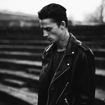 ashrpgdts's profile picture. somewhere between psychotic and iconic.