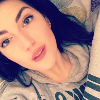 Cloothilde_D's profile picture. Chaque personne qu'on s'autorise à aimer est quelqu'un qu'on prend le risque de perdre.