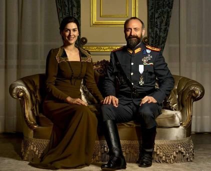 Fã de Bergüzar Korel e Halit Ergenç e apaixonada por gatinhos.