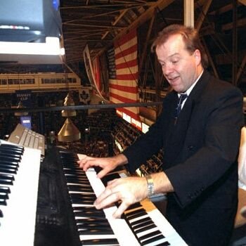 Organist for @mapleleafs since 1988 •
Sharing fan photos all game long! #TMLtalk #GoLeafsGo
Read my latest interview with @CBC in the link below!