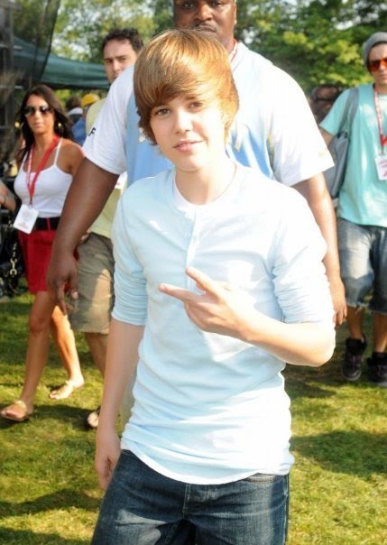 I love justin he is perfect, not to mention that smile is deichar all the girls crazy!
By: Camila Farias ♥