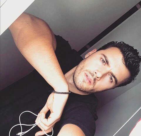 Pedrodillaz's profile picture. 21 anos. Londrino.
Misterioso como um lobo solitário 🐺