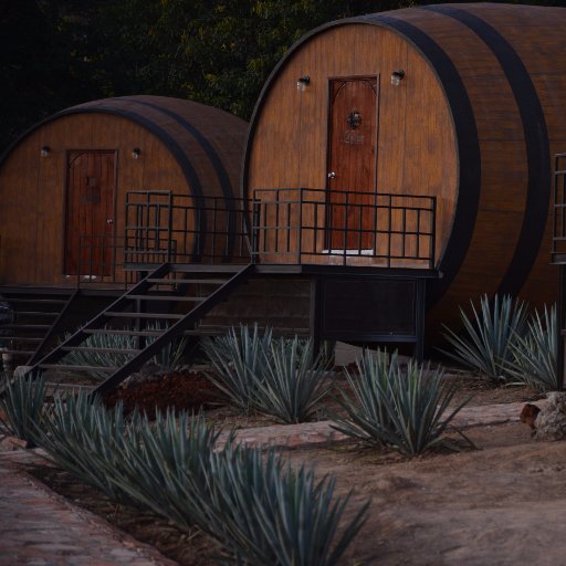 Hotel de concepto con habitaciones de barrica en una fábrica tequilera que te invita a enlazar la alquimia del tequila con tus sentimientos.