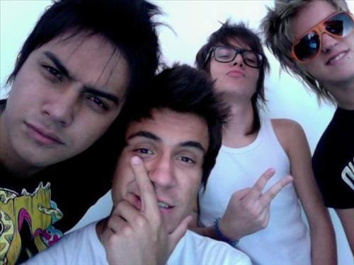 um FC pra banda @rockrestart, Presidentes : @carlagomes_, @LehFeernandes 
@annecarollinee
OFICIALIZADO PELO @pelurestart