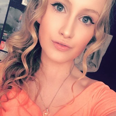 DanniiEmm's profile picture. 26. I'd rather be anything but ordinary, please!