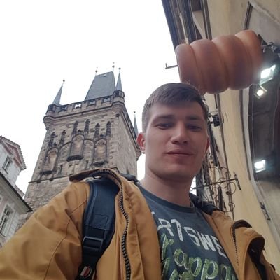 Локализаторы твиттера на русский. Мы спорили о том, как перевести Tweet и Follow
FR\EN\Rus