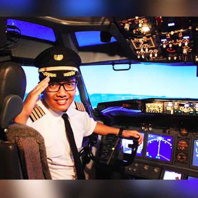 Experience flying the 737NG flight simulator. You will have the controls as a Captain and execute a take-off from an airport of your choice. Be A Captain!