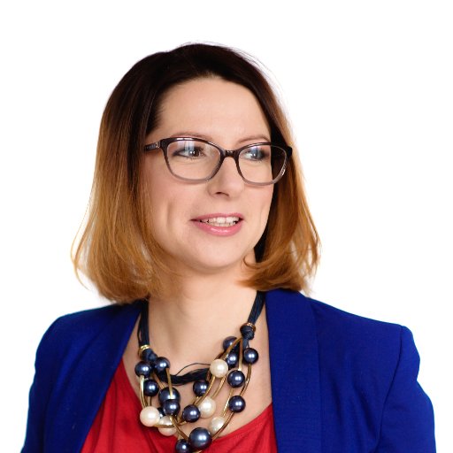 Trener i praktyk białego wywiadu, marketingowiec i analityk rynków. Współautorka książki