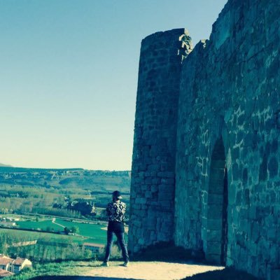 Catalan de nacimiento residiendo en Leon. ''Caray que chulo''. Ron- Cola. Tolibia love u!