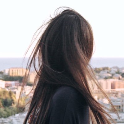 // Se tocchi il fondo per forza risali, ma spesso le perle son giù nei fondali. Davanti alla sfiga apparire cordiali, mai sanguinare davanti agli squali. /
