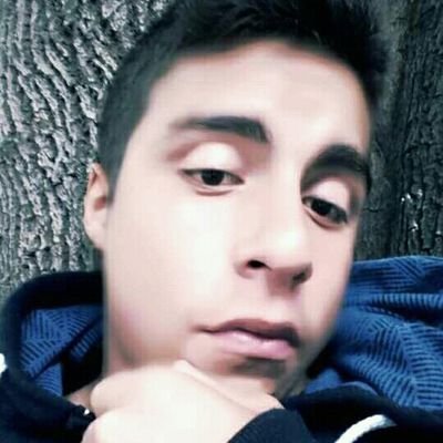 Me encanta el futbol pero no lo juego xD escuchar musica salir con amigos xD v: