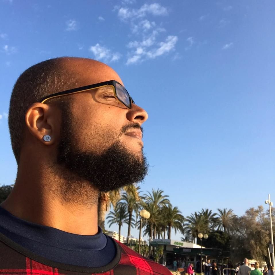 leobarcellos's profile picture. web developer (living), musician (hobby)