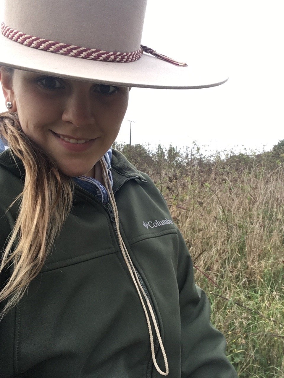 Estudiante de Psicología. Amante de la naturaleza y el ser humano. Esposa de Carlos Moraga y madre de Dominga. Fanática del deporte. Osornina y Río Negrina