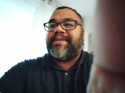 Contre la haine et la violence sous toute ses formes.
