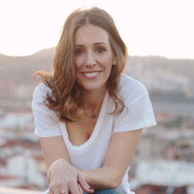 Periodista y presentadora de TV. siempre quise contar historias que cambiaran el mundo. Y no por ser difícil vas a dejar de hacer aquello en lo que crees. ¿No?