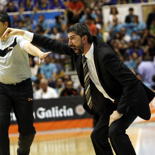 Del Breo, de Lugo. Amante del deporte y de la música.
Entrenador profesional de baloncesto.