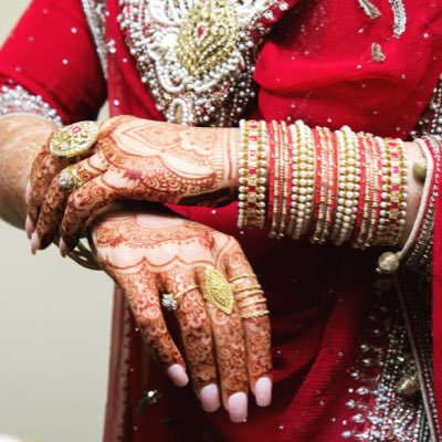 Self taught Henna/Mehndi artist. Contact for bridal bookings, home decor, henna decorated gifts. mehndibyrabia@gmail.com instagram @mehndibyrabia
