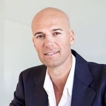 Ata Pouramini es orientador en salud: estudió Nutrición en Oxford Brooks University, es Licenciado en Ciencias Humanas y Doctor en Quiropráctica.