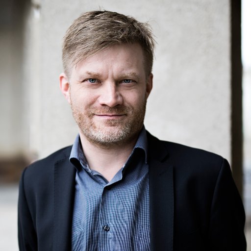 Fra embedsmand til husmand og selvstændigt udøvende scenekunstner. Nu TEKNIQmand. https://t.co/RrNCpWhae8