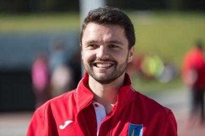 CAFYD (INEF), Madrid. Profesor en @ColegioTajamar. Entrenador Nacional de Atletismo, especialista en Saltos. @CD_Tajamar/ Cofundador de @UMAtletismo