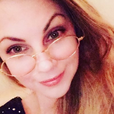 Я дизайнер , Люблю моду , живопись , пишу маслом , цветы природные , особенно чайные розы , обожаю своих детей , и все доброе в этом мире