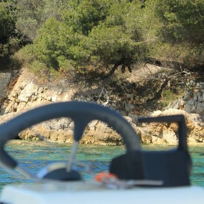 1er réseau de location de bateaux sans permis électro-solaires sur la Côte d'Azur & la Corse. 
7 places, accès PMR.
Convivial, silencieux et écologique.