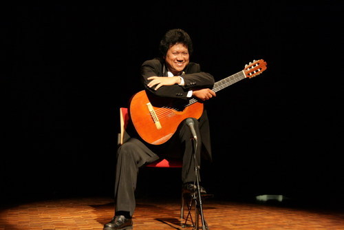 Virtuoso Guitarist from Indonesia contact : tjahjoputro@yahoo.com and http://t.co/ZPD7tS6gpZ