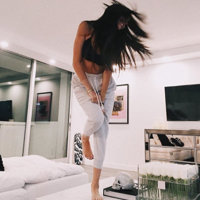 EimearBennett_'s profile picture. 'Life is the art of drawing, without an eraser.' | Seventeen year old figuring how to balance being herself and the responsibilities of life.