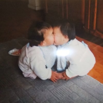 君がため 春の野に出でて 若菜摘む わが衣手に 雪は降りつつ