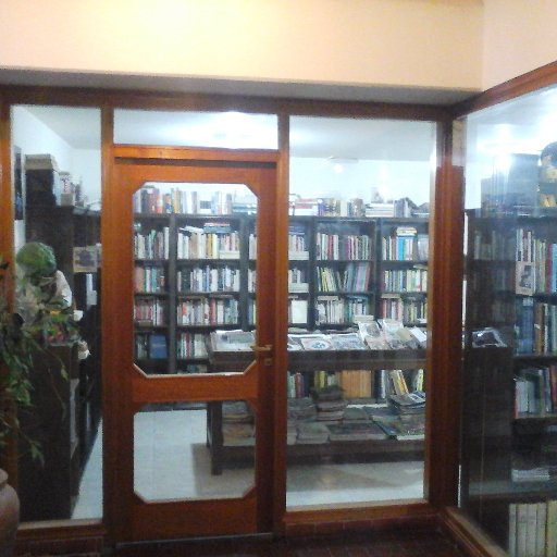 Librería con librerxs. Lugar de encuentro para hablar de libros, cine y música. Patio incluido.