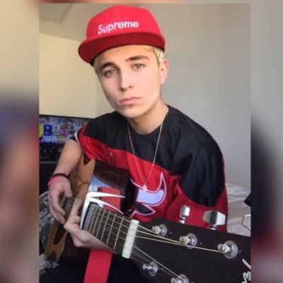 BrookyRoadtrip's profile picture. 1/5 of a British and Irish Boyband