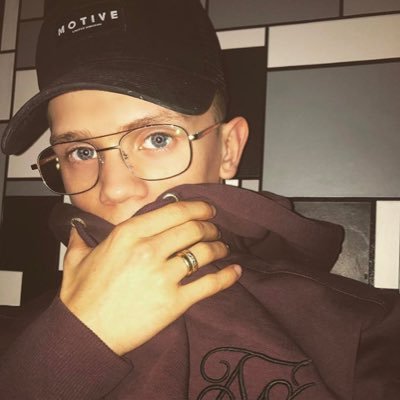 Singer 1/2 Bam / Snapchat: bamcharliebam