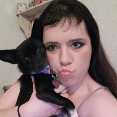 Hi! my name is Samantha but people call me Sammi though, i love @Onedirection,I have two dog's there name's are Chole and Lola