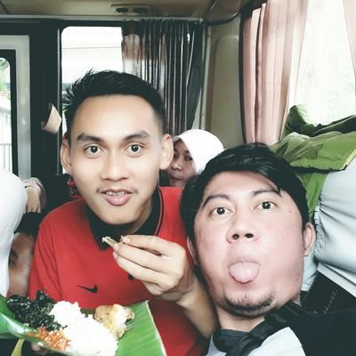 saya tidak bisa membedakan aroma bir dan aroma tubuhmu, keduanya beraroma sama, sama² menggairahkan